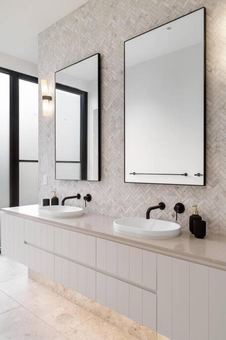 Kirks On Park - Brand New Luxury Home, Great Location Соренто Екстериор снимка